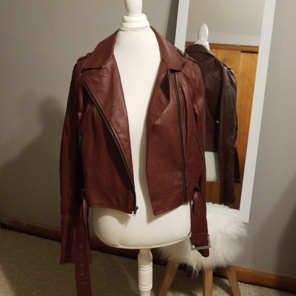red brown leather bomber‎